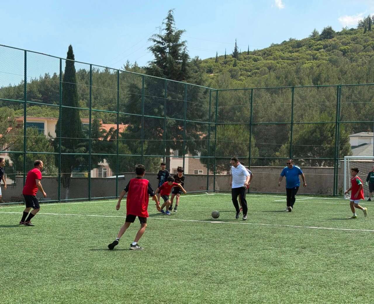 Muğla İl Milli Eğitim Müdürü Emre Çay, Öğrencilerle Dostluk Maçında Buluştu 2